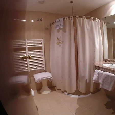 皮拉尔酒店 贝纳斯克